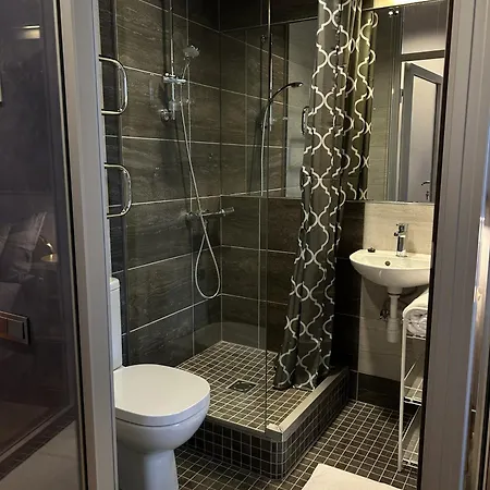 Reddoor 21 Freeparking 3* Ryga